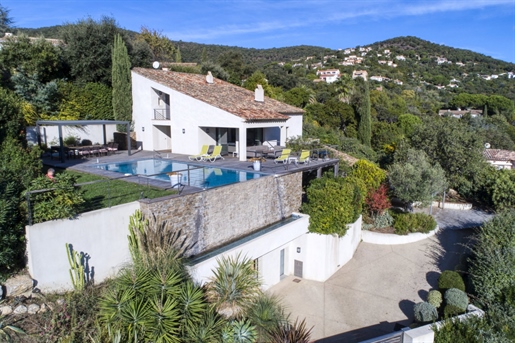 In a preserved environment of La Croix-Valmer, in the heart of a secure domain, luxury villa complet