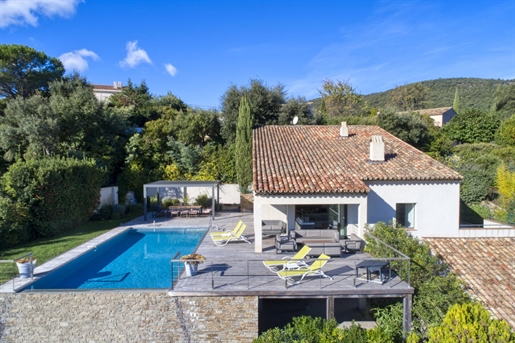 In a preserved environment of La Croix-Valmer, in the heart of a secure domain, luxury villa complet