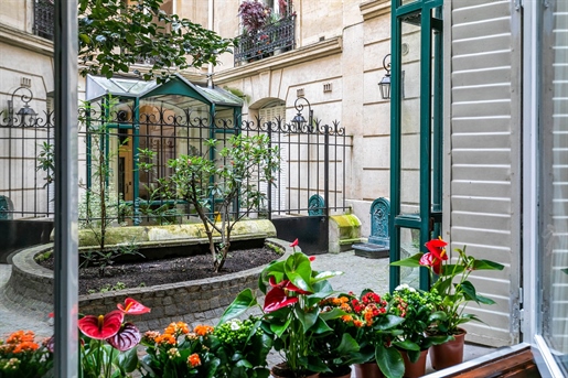 Paris 8th charming bright 2 bedroom pied a terre

A few steps from avenue Montaigne and th