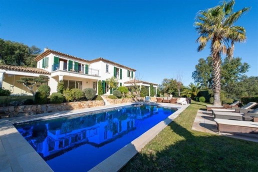 Superb Provencal villa in a quiet private domain with a beautiful view of the sea and the bay of Sai
