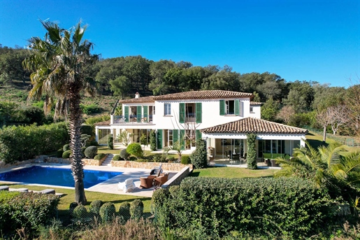 Superb Provencal villa in a quiet private domain with a beautiful view of the sea and the bay of Sai