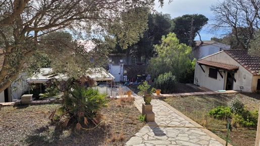 Charming villa to refresh plus an independent studio, on 900 m2 of land with views onto the Mediterr