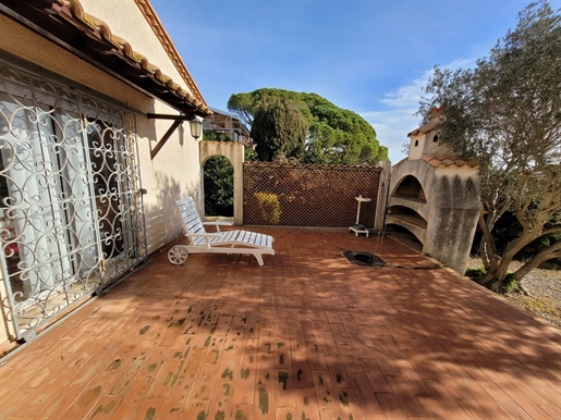 Charming villa to refresh plus an independent studio, on 900 m2 of land with views onto the Mediterr