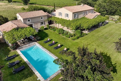 Discover this splendid property nestled in St-Saturnin-les-Apt, in the heart of the Luberon. 
