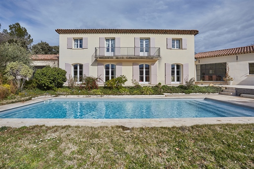 This property in the commune of Rognes, located in an area offering peace and comfort, is ideal for
