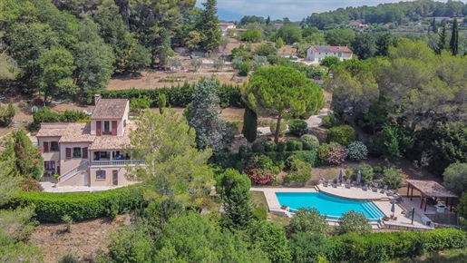 Close to the village of Valbonne in absolute peace and quiet, benefiting from open views of the surr