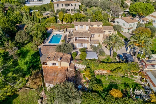 Located in a quiet and residential area, Provencal villa of 350 m2 in total consisting of an entranc