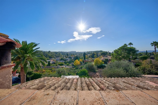 Located in a quiet and residential area, Provencal villa of 350 m2 in total consisting of an entranc