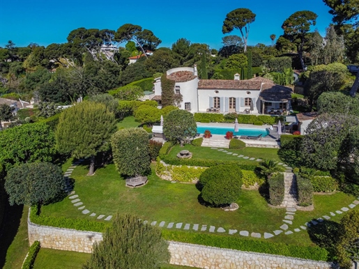 Magnificent property on the wonderful Cap d& 039 Antibes offering 449m2 of living space, located jus