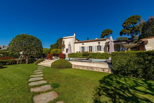 Magnificent property on the wonderful Cap d& 039 Antibes offering 449m2 of living space, located jus