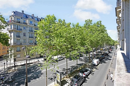 Paris 7th Motte Picquet: Haussmann-style apartment

Between the Ecole Militaire and the In
