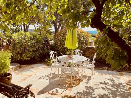 In the heart of the village of Goult, enjoying lovely views, very beautiful village house with a liv