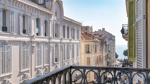 Nel cuore del centro di Cannes, questo bellissimo appartamento all'ultimo piano offre volumi incant