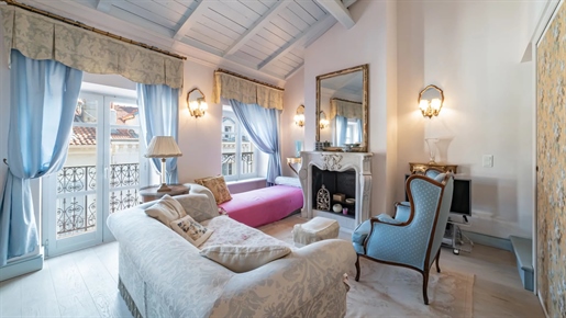 Au coeur du centre de Cannes, ce bel appartement en dernier étage offre de beaux volumes et une bel