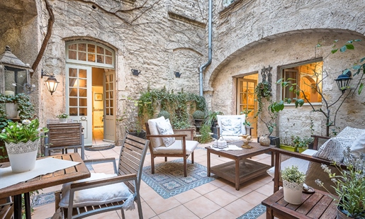 Situated in a quiet street with parking facilities in the heart of Pezenas, this 600 m2 property inc