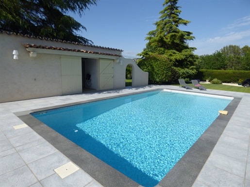 Situated on a beautifully landscaped and enclosed plot of 2256 m2, attractive family home, benefitti