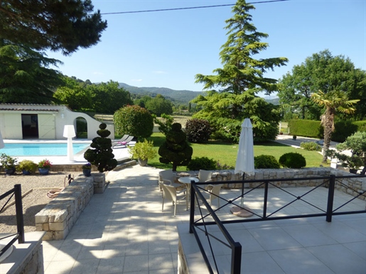 Situated on a beautifully landscaped and enclosed plot of 2256 m2, attractive family home, benefitti