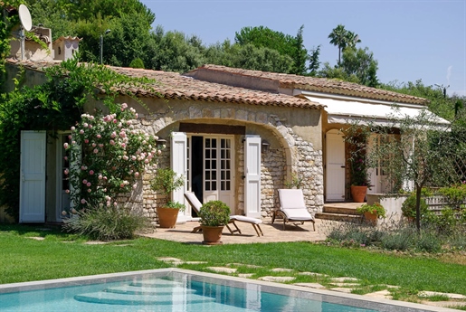 In the most sought-after area of Saint-Paul de Vence, peacefully secluded yet conveniently close to