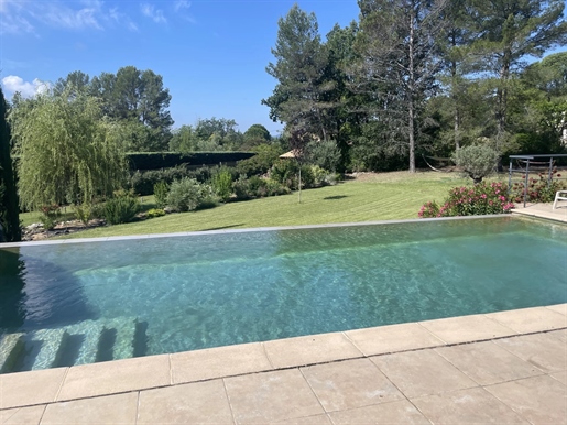 Property in a quiet neighborhood, south west facing on a lovely landscaped plot of 4058m2 adorned wi
