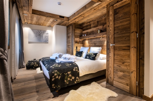 Located in the heart of Courchevel Moriond, discover &quot Steamboat Lodge&quot , a new program of 1