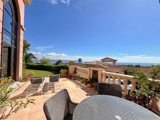 Appartement en duplex avec vue sur la baie de Cannes situé dans une résidence de prestige avec pisc