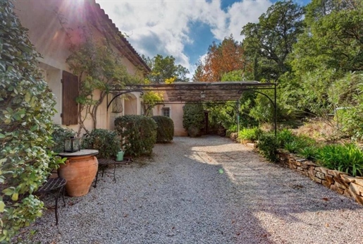 Gepflegte provenzalische Villa 180 m2 mit 4 Schlafzimmern, eingebettet auf einem großen Grundstück 