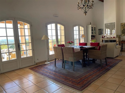 Well maintained Provencal villa 180 m2 with 4 bedrooms, nestled away on a large plot of more than 1