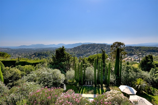 In absolute calm, out of sight and in an exceptional environment, this Tuscan-inspired villa offers