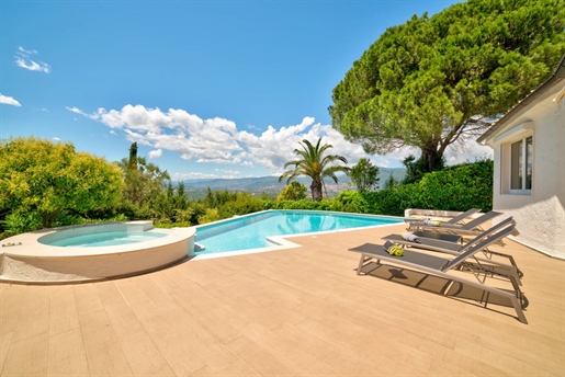 Set in a high position with an open view on the surrounding countryside, the Esterel mountains and a