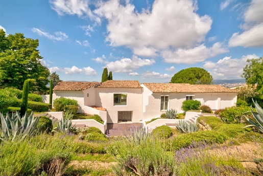 Set in a high position with an open view on the surrounding countryside, the Esterel mountains and a
