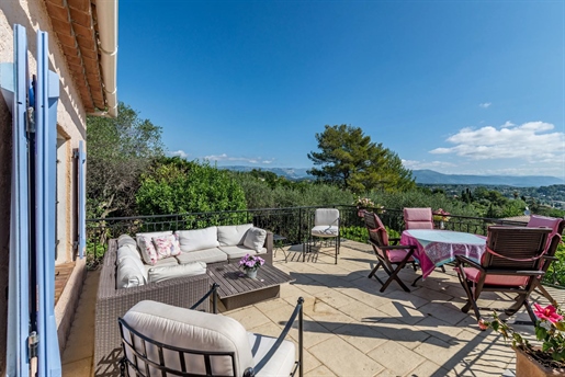 Walking distance from Valbonne with its amenities and bustling old town with boutiques, cafes and re