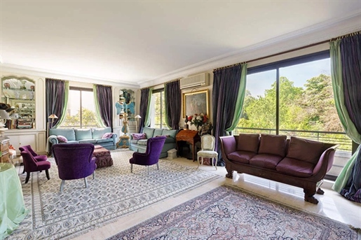 Paris 16th, 4 bedroom duplex apartment with 238 m2 garden, a real gem

This fully air-cond