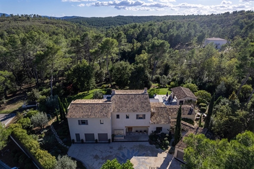Diese prächtige, moderne Villa befindet sich in der prestigeträchtigen Privatgegend von Terre Blanc