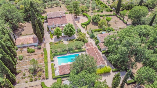 Situated in the Riviera countryside between Grasse and Peymeinade, this charming provencal bastide s