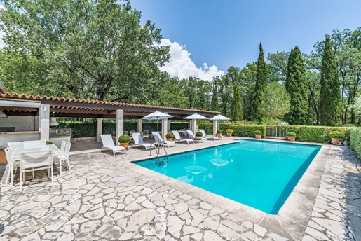 Situated in the Riviera countryside between Grasse and Peymeinade, this charming provencal bastide s