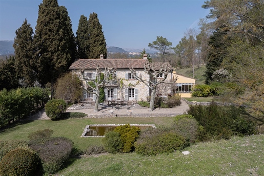 Deze charmante voormalige schaapskooi ligt in Châteauneuf de Grasse en ligt op 3 hectare grond en b