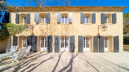 Magnificent Provencal mansion of 256 m2 with a luxuriant garden of around 3,000 m2 and a large swimm