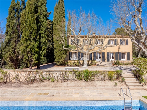 Wunderschönes provenzalisches Herrenhaus von 256 m2 mit einem üppigen Garten von ca. 3.000 m2 und e