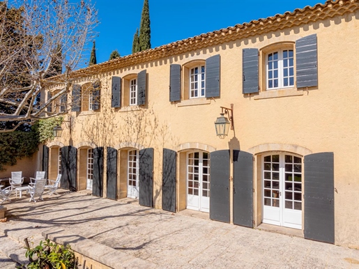 Magnificent Provencal mansion of 256 m2 with a luxuriant garden of around 3,000 m2 and a large swimm