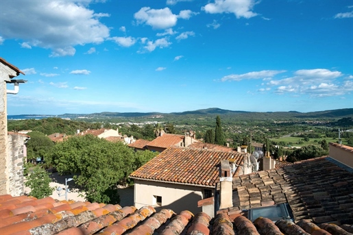 In the heart of the village of Grimaud, historic residence of about 250 m2. Renovated with beautiful
