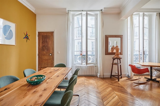 Paris 7th bright 3 bedroom apartment

In the heart of the sought-after Carre des Antiquair