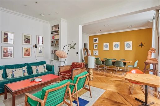 Paris 7th bright 3 bedroom apartment

In the heart of the sought-after Carre des Antiquair