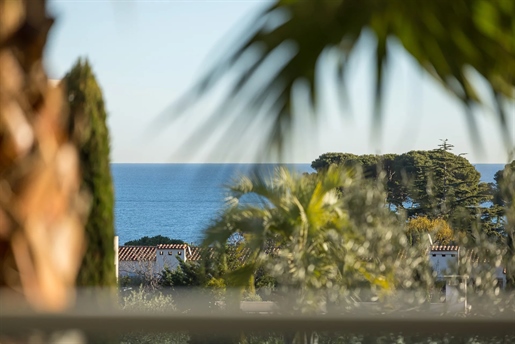 This apartment located in Cap d& 039 Antibes in a recent residence with swimming pool, is a real gem