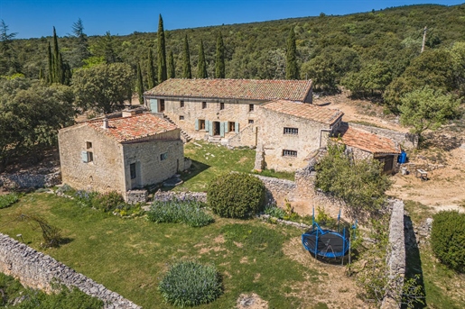 Authentic Provencal farmhouse dating from the 16th century offering a fantastic view of the Luberon