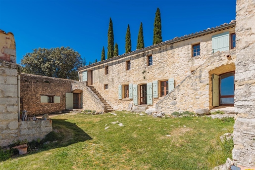 Authentic Provencal farmhouse dating from the 16th century offering a fantastic view of the Luberon