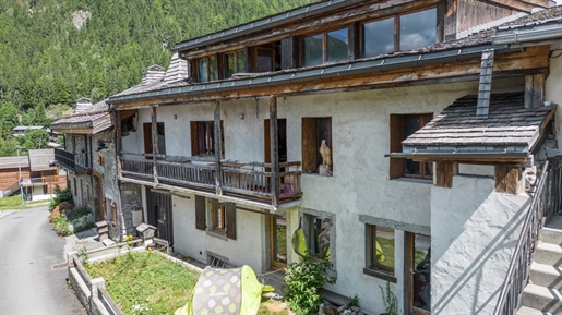 Great potential for this village farmhouse at the foot of the Grands Montets ski area.
 
T