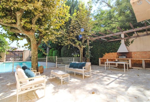 Rare in the heart of the Carre d& 039 Or Marseille 8th, Mansion of about 320m2 renovated with qualit