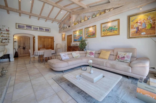 Large villa offering a living space of 339 m2, on a plot of approximately 3700 m2 with nice swimming