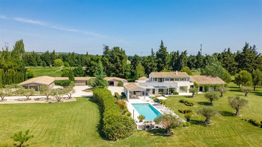 Benefitting from a spectacular and unobstructed view of the Alpilles, this extraordinary property, c