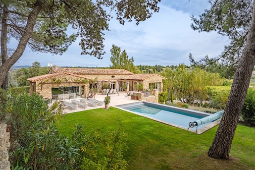 Dicht bij het charmante dorpje Gordes, prachtig pand met een grote neo-Provençaalse villa beauti